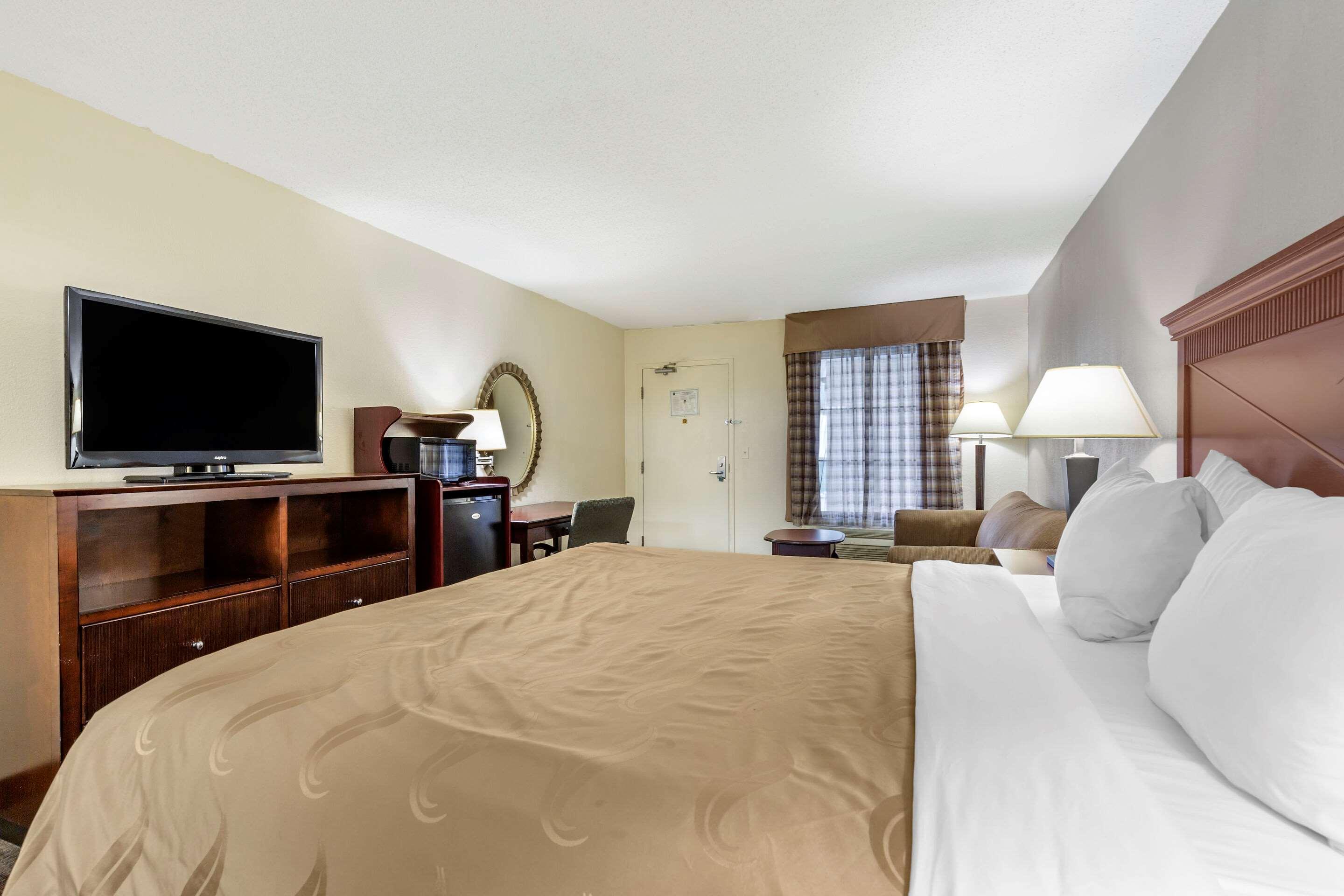 Quality Inn Windsor Mill Экстерьер фото