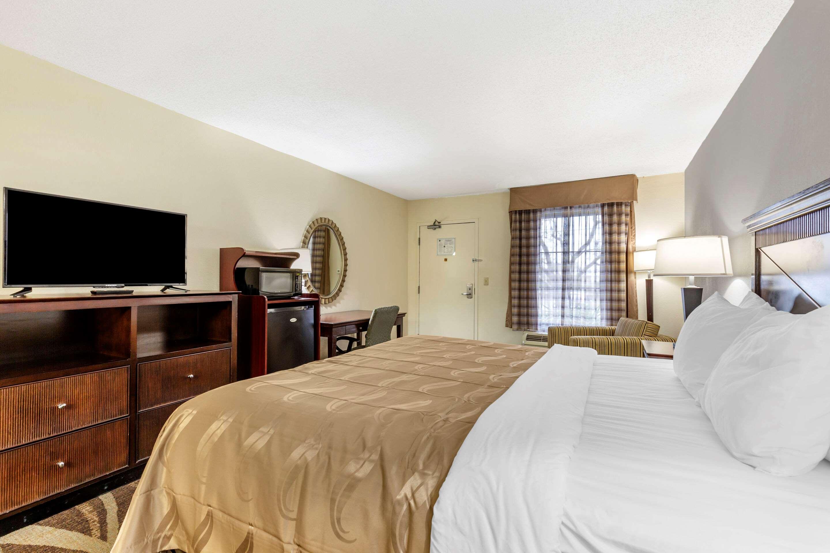 Quality Inn Windsor Mill Экстерьер фото