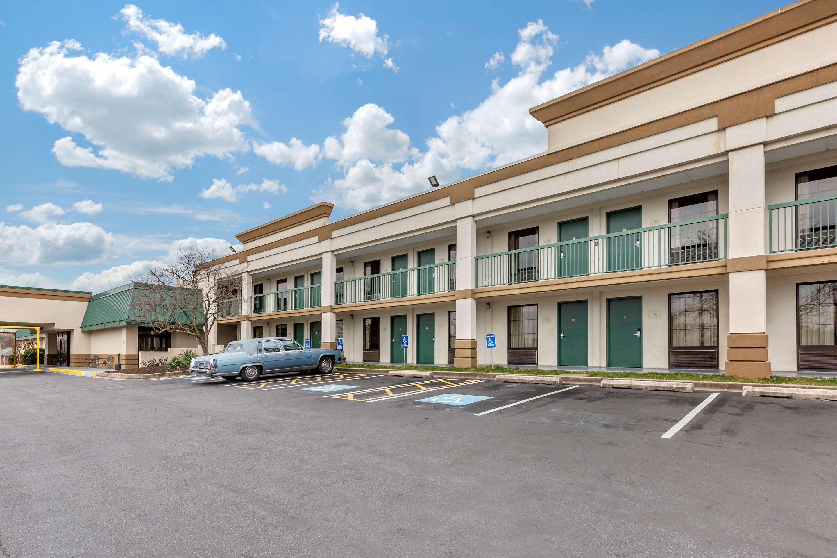 Quality Inn Windsor Mill Экстерьер фото