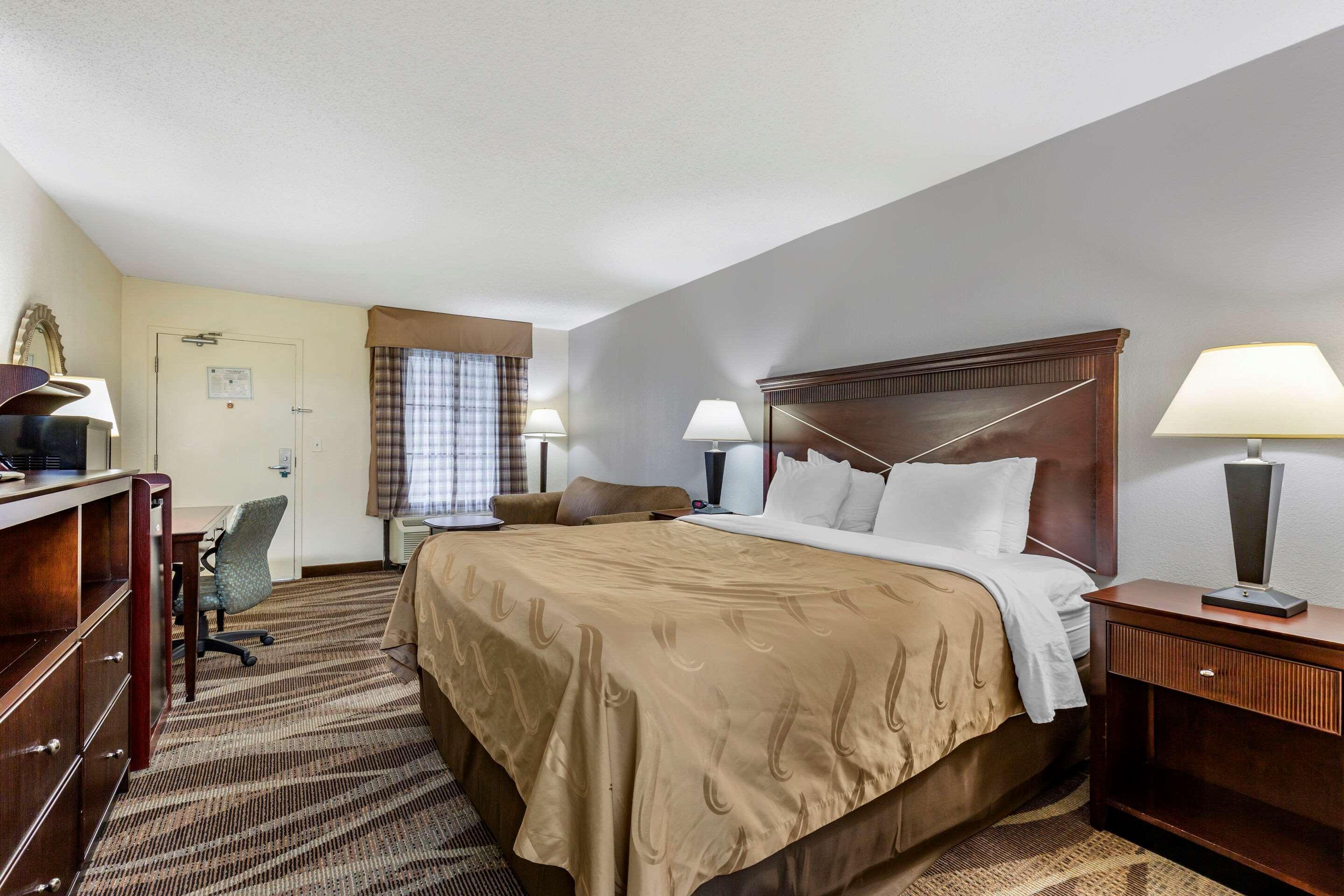 Quality Inn Windsor Mill Экстерьер фото