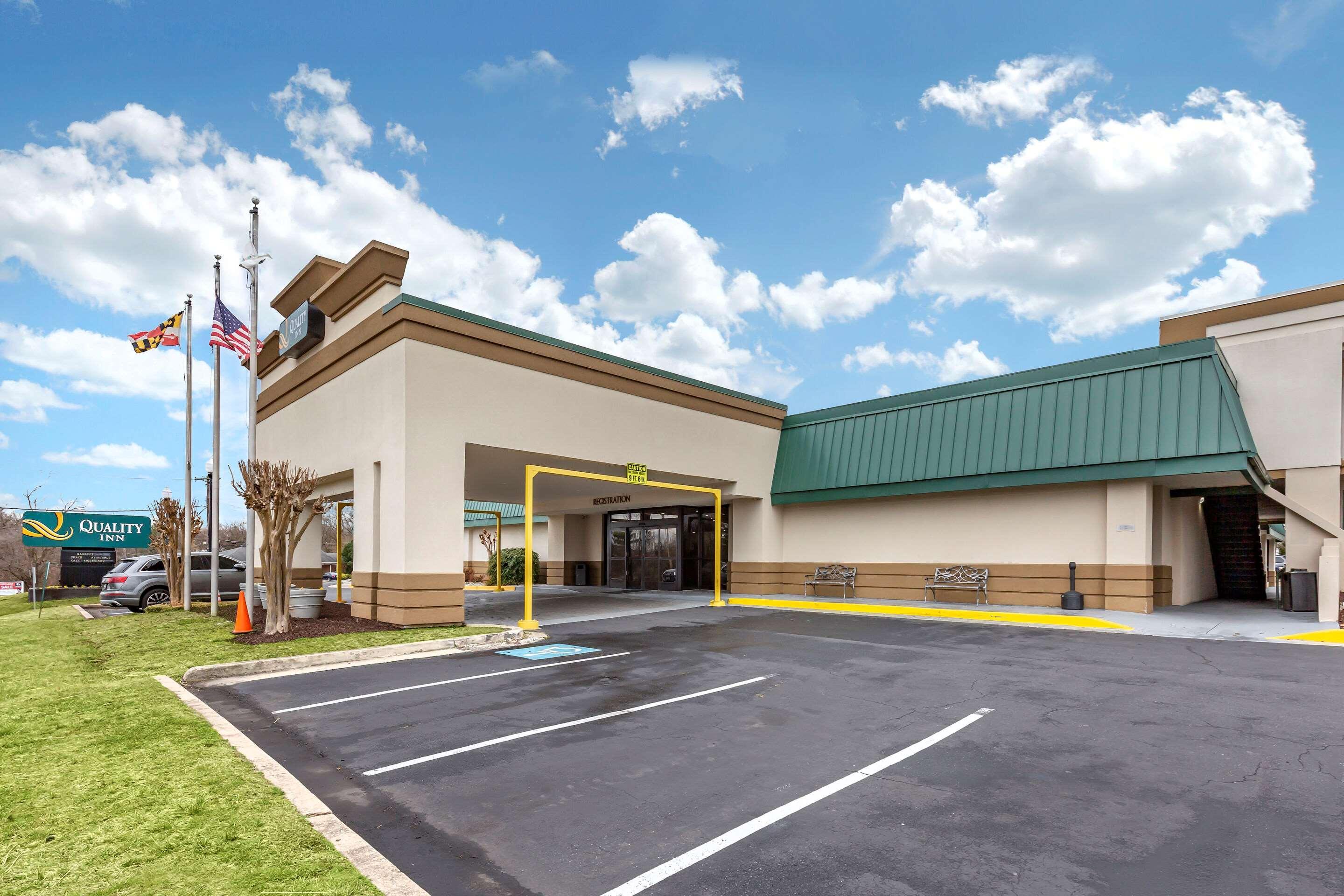 Quality Inn Windsor Mill Экстерьер фото