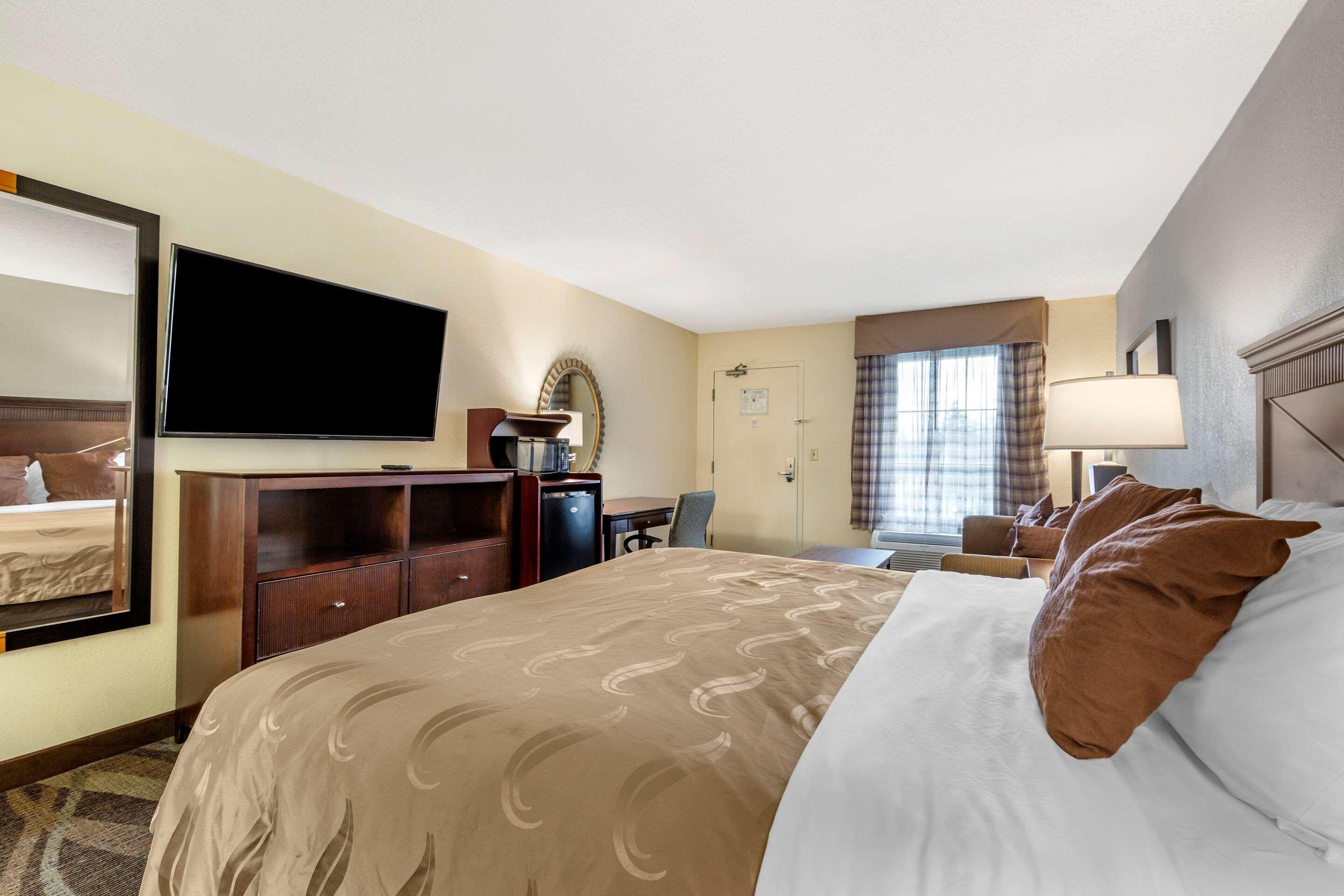 Quality Inn Windsor Mill Экстерьер фото