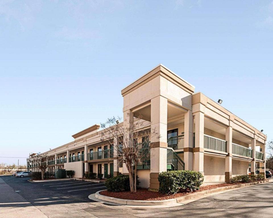 Quality Inn Windsor Mill Экстерьер фото