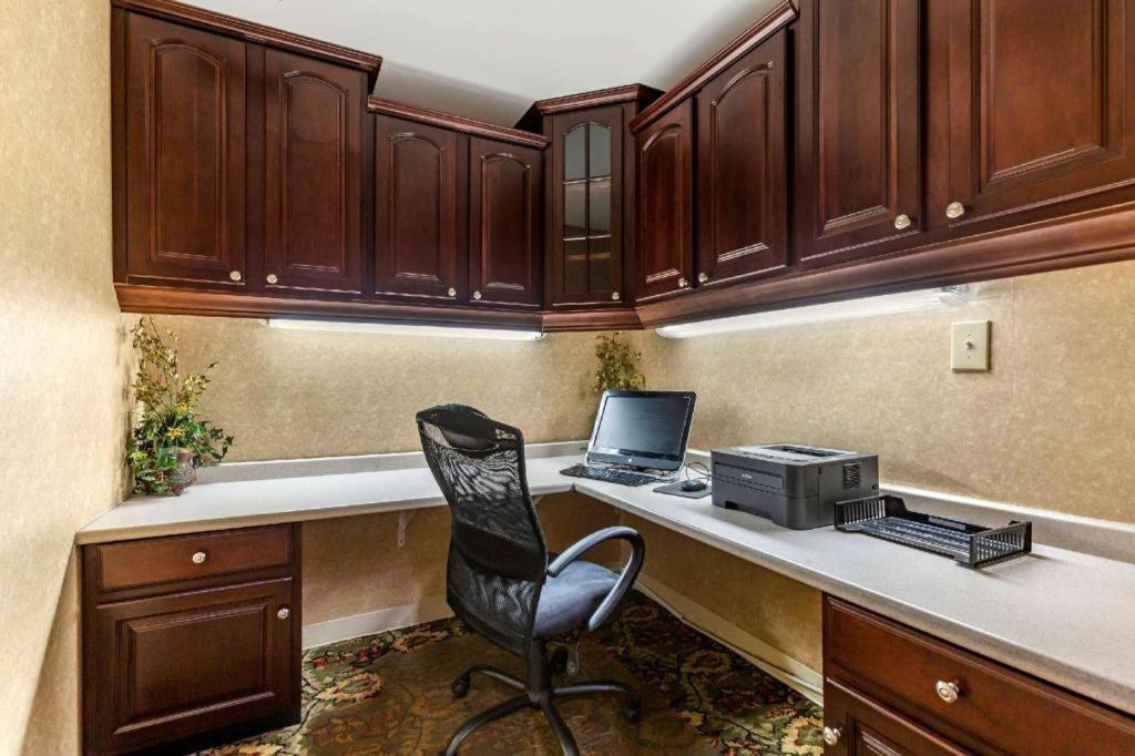 Quality Inn Windsor Mill Экстерьер фото