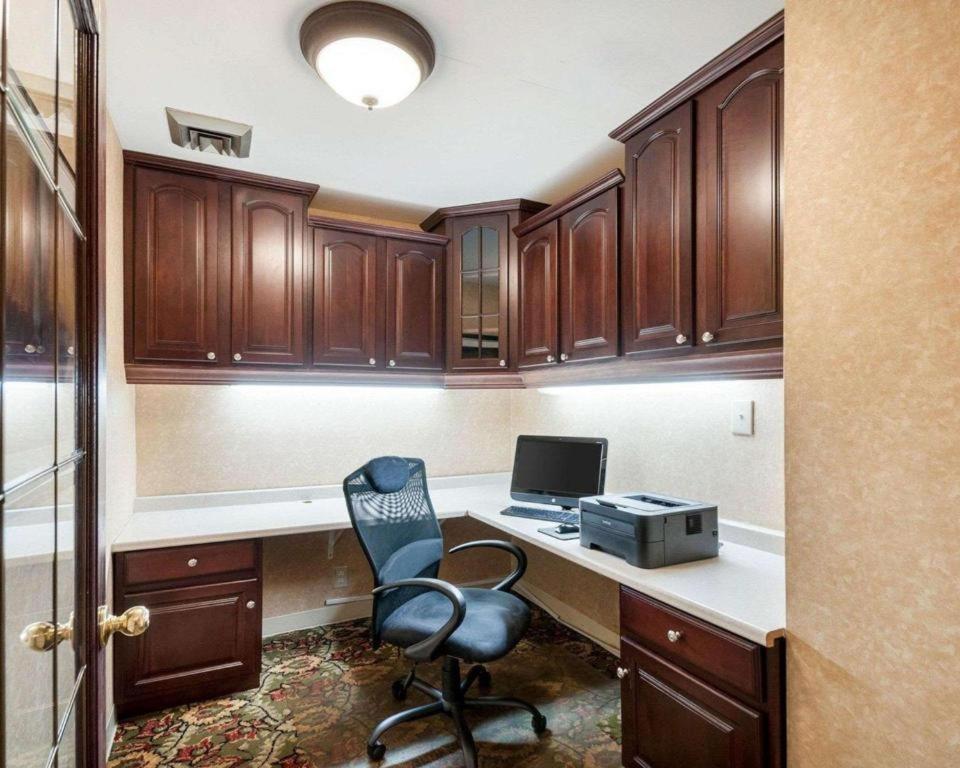 Quality Inn Windsor Mill Экстерьер фото