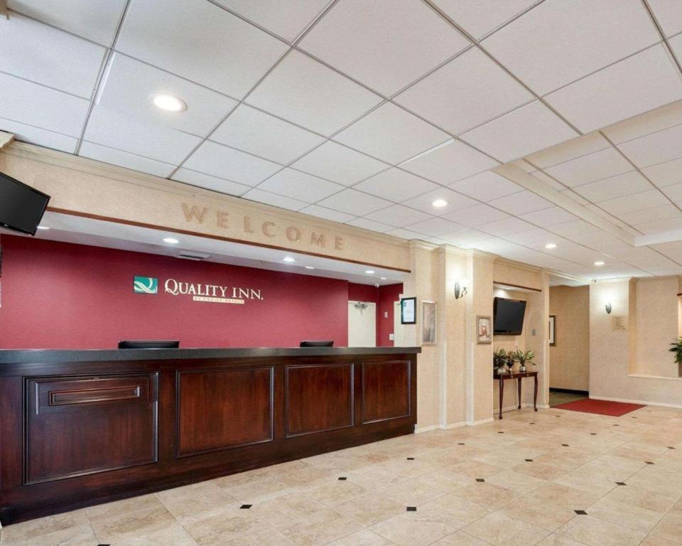 Quality Inn Windsor Mill Экстерьер фото