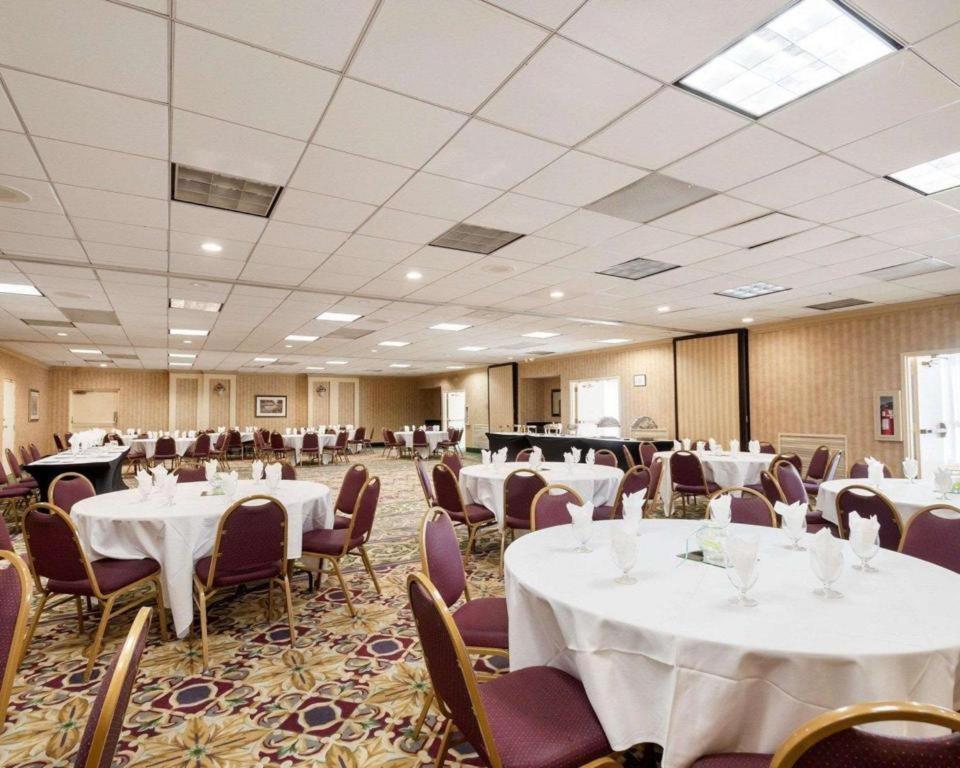 Quality Inn Windsor Mill Экстерьер фото