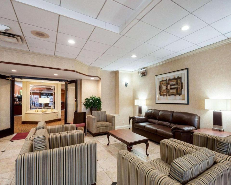 Quality Inn Windsor Mill Экстерьер фото