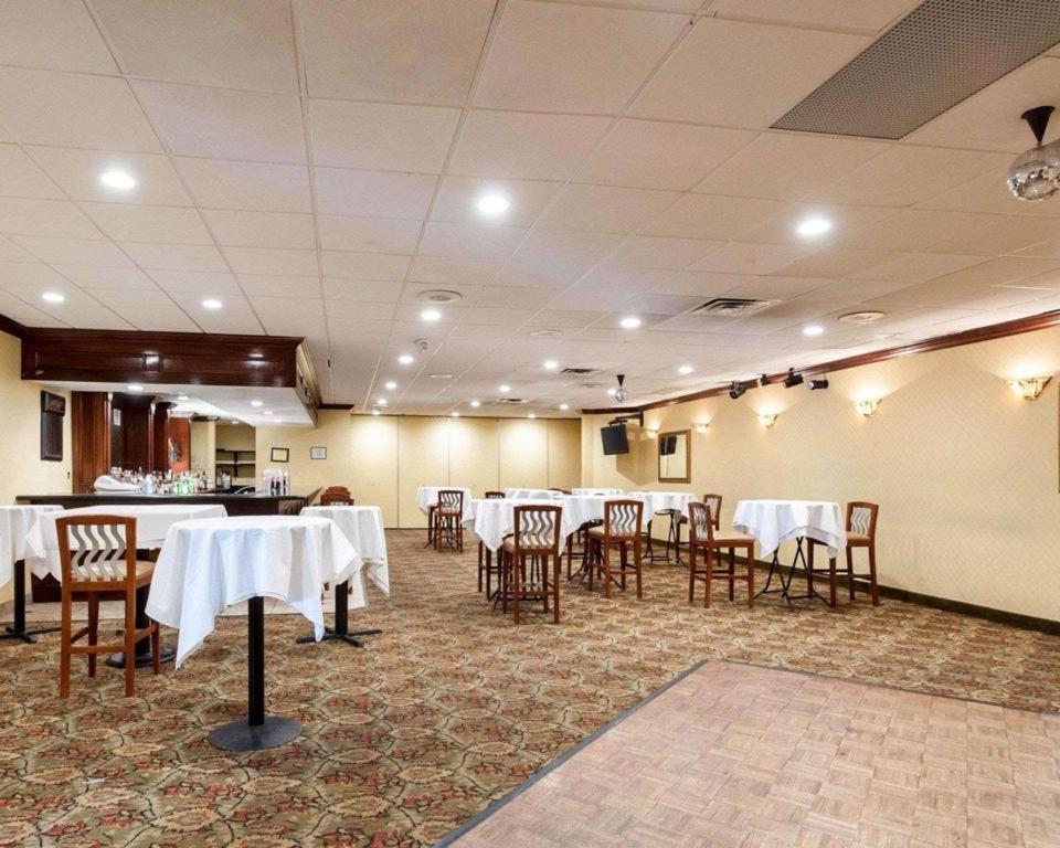 Quality Inn Windsor Mill Экстерьер фото