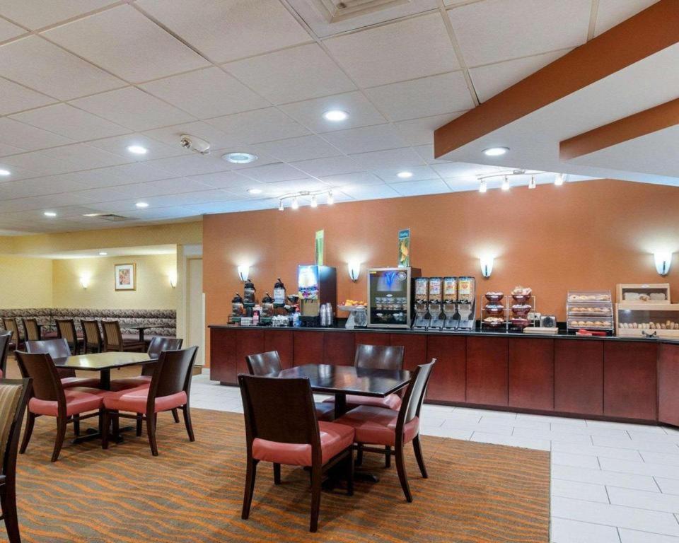 Quality Inn Windsor Mill Экстерьер фото