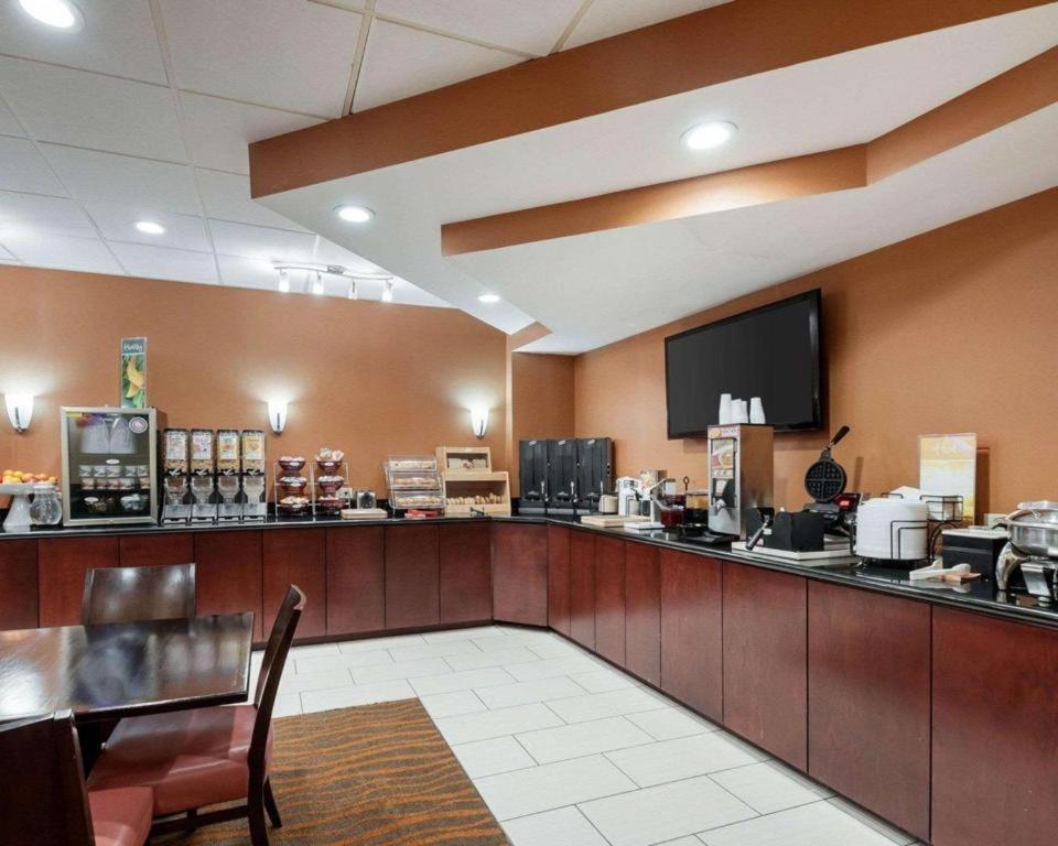 Quality Inn Windsor Mill Экстерьер фото