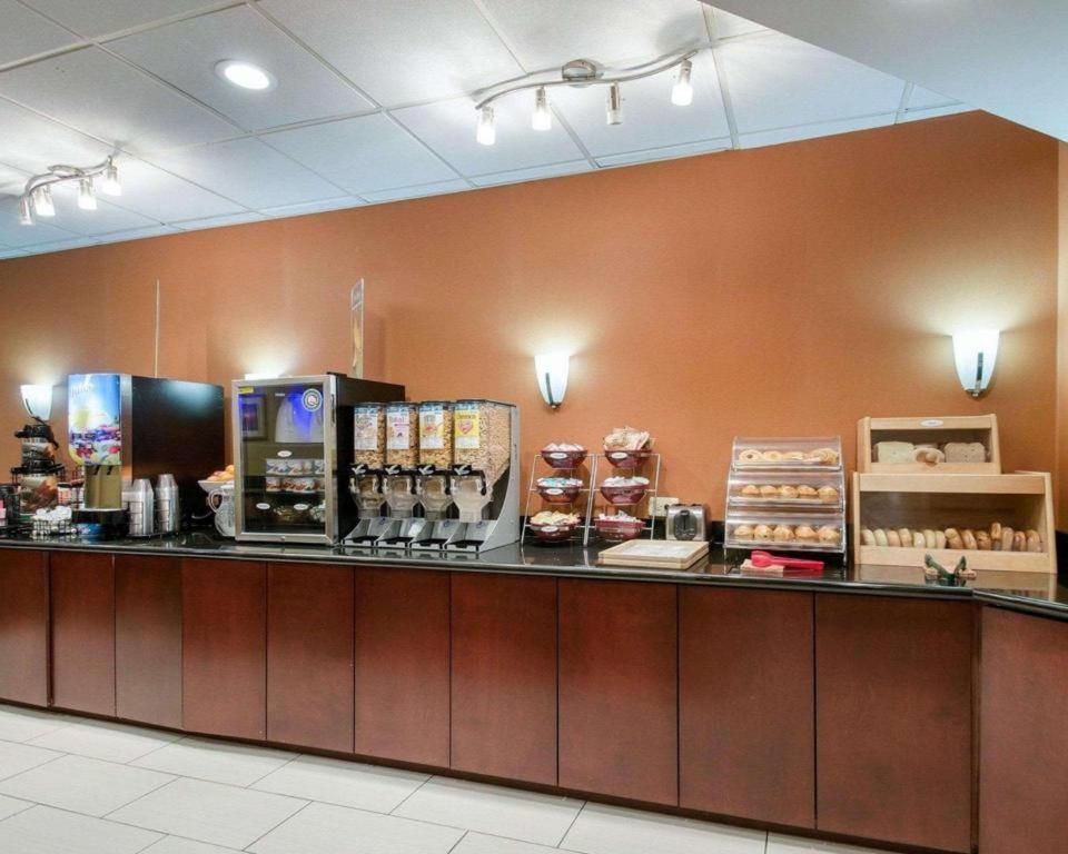 Quality Inn Windsor Mill Экстерьер фото