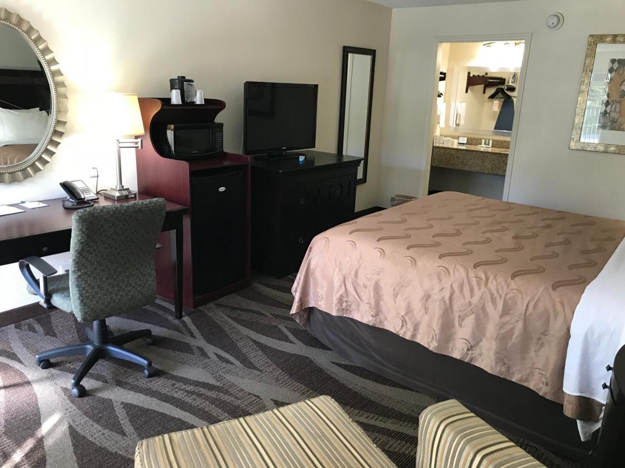 Quality Inn Windsor Mill Экстерьер фото